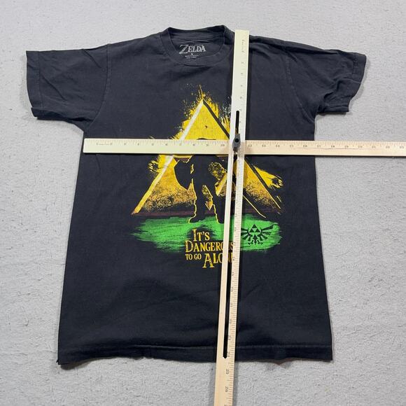 The Legend Of Zelda T-Shirt Men Small Black Triforce Link It’s Dangerous To Go A - Picture 3 of 7